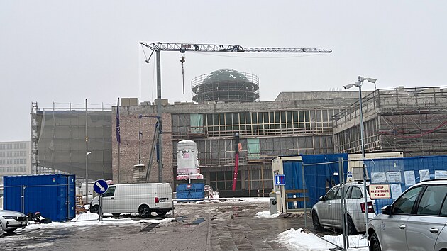 Restaurace bude v p��zem�. Jej� sou��st� bude i venkovn� terasa. Do hled�n� provozovatele se magistr�t pustil u� v minul�m roce. Podle prim�tora Marka Hrvola (ProMOST) se p�ihl�silo p�t z�jemc�, magistr�t z nich vybral spole�nost �afr�n � catering.