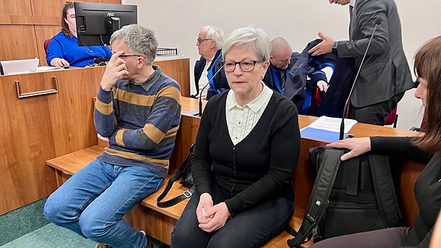 Okresn� soud v D���n� se za�al zab�vat p�dem d�t� z vyhl�dkov� plo�iny v Markvartic�ch. Zleva: p�edseda spolku Radom�r Tulka, Jarmila Kopeck� a Jana Milichovsk�. (4. �nora 2026)