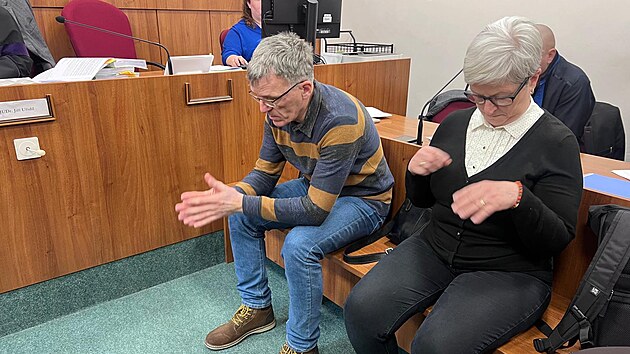 Okresn� soud v D���n� se za�al zab�vat p�dem d�t� z vyhl�dkov� plo�iny v Markvartic�ch. Zleva: p�edseda spolku Radom�r Tulka a Jarmila Kopeck�. (4. �nora 2026)