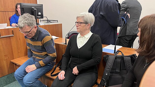 Okresn� soud v D���n� se za�al zab�vat p�dem d�t� z vyhl�dkov� plo�iny v Markvartic�ch. Zleva: p�edseda spolku Radom�r Tulka, Jarmila Kopeck� a Jana Milichovsk�. (4. �nora 2026)