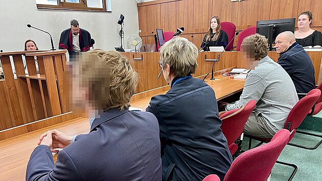 St�tn� z�stupce nezletil� ob�aloval ze dvou trestn�ch �in� - loupe� a poru�en� domovn� svobody. Mlad�ci ve v�ku se p�ed soudem k �inu doznali a sv�ho �inu litovali. (6. �nora 2026)