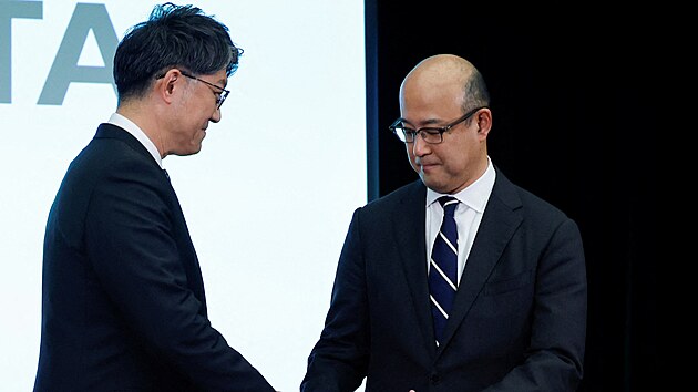 Odch�zej�c� gener�ln� �editel spole�nosti Toyota Motor Koji Sato (vlevo) a nastupuj�c� gener�ln� �editel Kenta Kon na tiskov� konferenci. (6. �nora 2026)