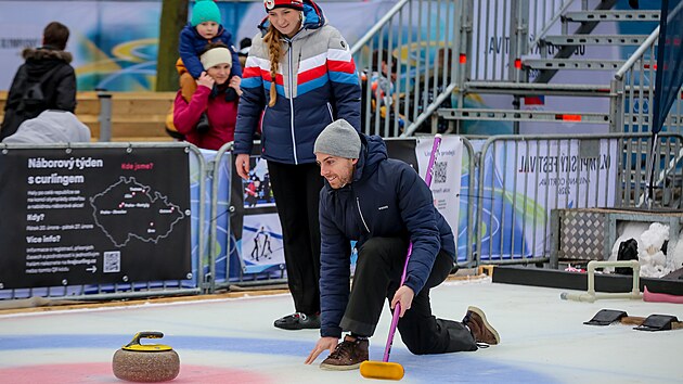 Reportér iDNES.cz Pavel Kortus si na olympijském festivalu vyzkou�el i curling...