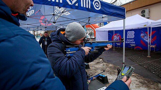 N�v�t�vn�ci si vyzkou�� i st�elbu na biatlonov� st�elnici. Otestoval ji i redaktor iDNES.cz Pavel Kortus (6. �nora 2026).