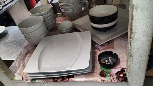 O tom, �e si person�l podniku ned�lal s p�edpisy velkou hlavu, sv�d�� popeln�k hned vedle serv�rovac�ch tal���.