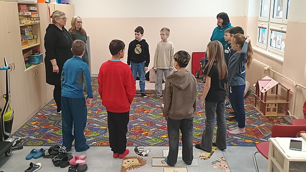 T�e��ci si pod veden�m �t�p�nky Plavcov� (zcela vlevo) z�bavnou formou procvi�ovali angli�tinu.