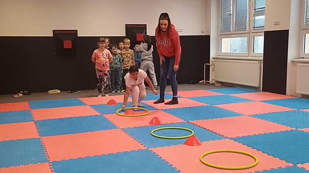 Kate�ina Semanov� dok�zala zabavit nejmen�� �kol�ky v mal� t�locvi�n�.