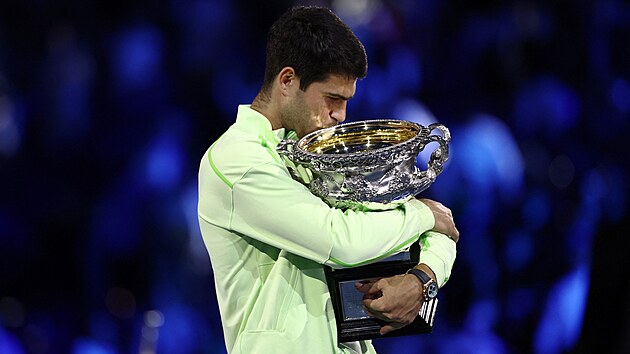 Carlos Alcaraz s trofej� pro v�t�ze Australian Open.