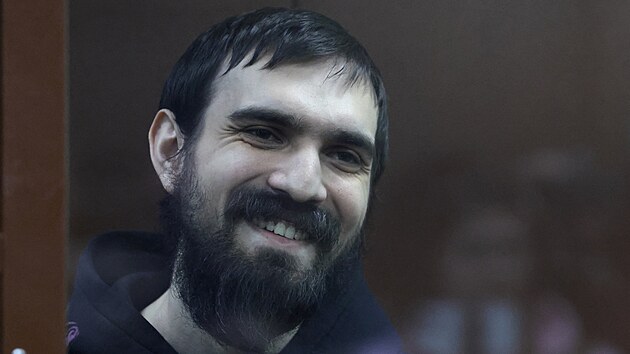 Rusk� komik Art�mij Ostanin reaguje na sv�j rozsudek u moskevsk�ho soudu. (4. �nora 2026)