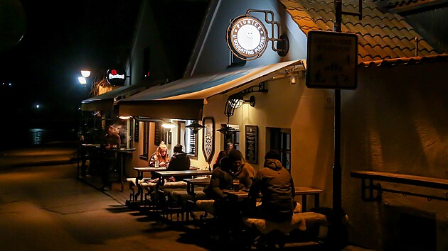 Spisovatel a novin�� Jan �tifter prov�d� z�jemce po historii �eskobud�jovick�ch vyk�i�en�ch dom�, bordel� lehk�ch holek. Na sn�mku je hostinec U Vousat�ho p�litru v centru �esk�ch Bud�jovic.  (4. �nor 2026)