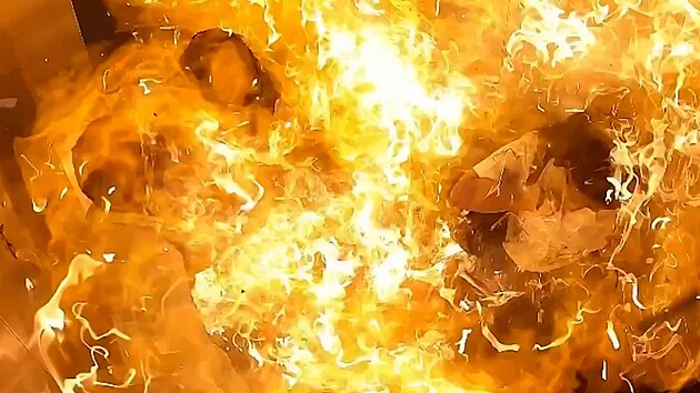 Ohnivé inferno ve výtahu. Výbuch se�ehl t�i lidi