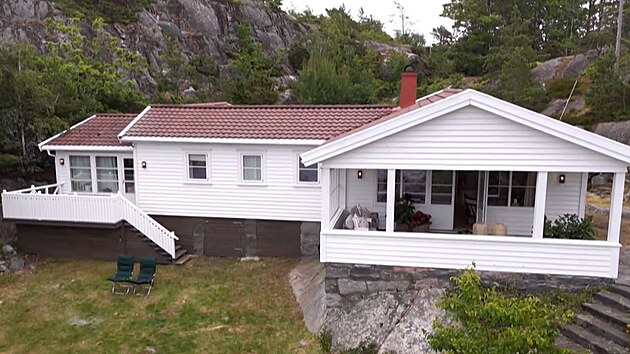 B�l� barva fas�dy chatu rozz��ila.