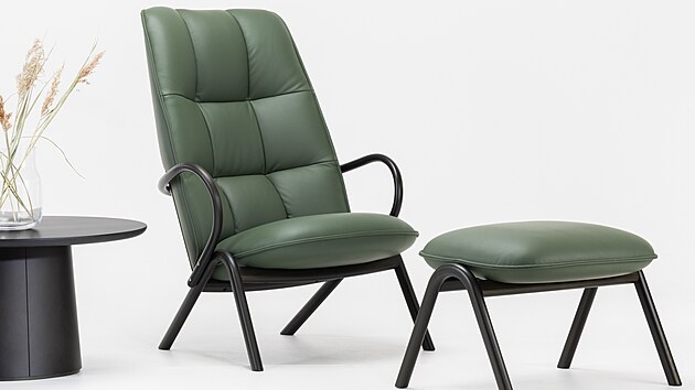 K�eslo Cissy se vyr�b� ve variant�ch s vysok�m i n�zk�m op�radlem a podno�kou.