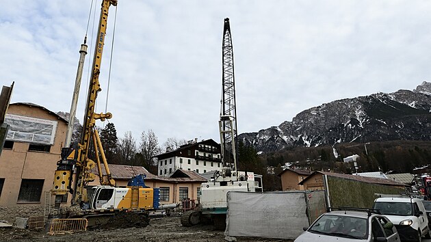 Rekonstruk�ní práce ve m�st� Cortina d�Ampezzo p�ed zimními olympijskými hrami...
