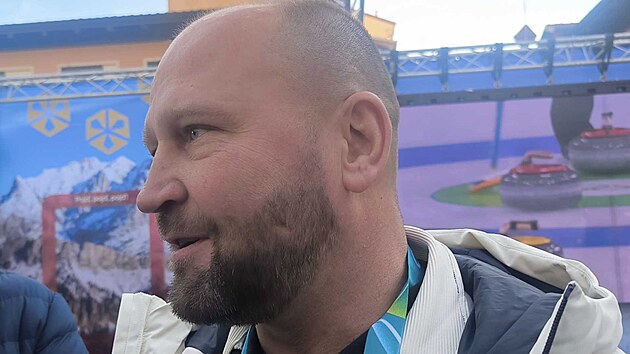 Gener�ln� mana�er hokejov� reprezentace Ji�� �l�gr na olympi�d� v Mil�n�.