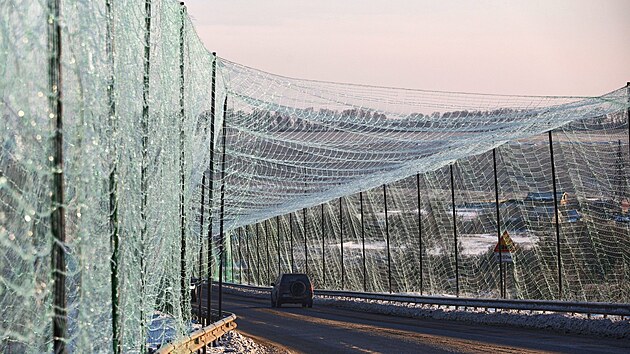 Silnice v Charkovsk� oblasti chr�n�n� s�t� proti rusk�m FPV dron�m (2. �nora 2026)