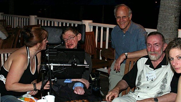 Fyzik Hawking v intimním vztahu s dívkou? Spisy o Epsteinovi přinesly další jméno