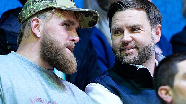 Americký viceprezident J. D. Vance a influencer Jake Paul na zimních...