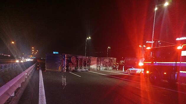 Policist� uzav�eli provoz na d�lnici D1, na des�t�m kilometru tam havaroval kamion (6. �nora 2026)