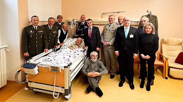 Francouzsk� velvyslanec St�phane Crouzat p�edal spole�n� se z�stupci arm�dy a ministerstva obrany ��d �estn� legie posledn�mu �ij�c�mu veter�novi boj� u Dunkerku, 99let�mu Josefu Turkovi.