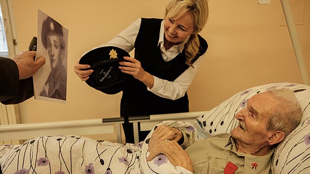 Francouzsk� velvyslanec St�phane Crouzat p�edal spole�n� se z�stupci arm�dy a ministerstva obrany ��d �estn� legie posledn�mu �ij�c�mu veter�novi boj� u Dunkerku, 99let�mu Josefu Turkovi. Krom� toho dostal darem repliku sv�ho tankistick�ho baretu.