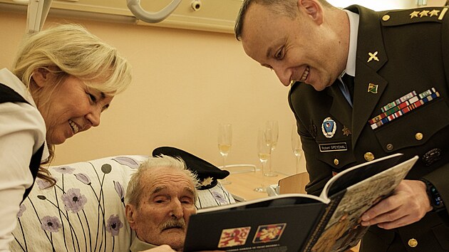 Francouzsk� velvyslanec St�phane Crouzat p�edal spole�n� se z�stupci arm�dy a ministerstva obrany ��d �estn� legie posledn�mu �ij�c�mu veter�novi boj� u Dunkerku, 99let�mu Josefu Turkovi.