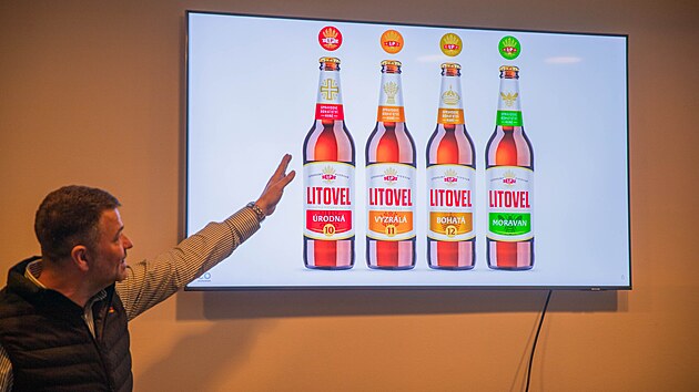 Pivovar Litovel p�edstavil nov� vizu�l i roz���en� nab�dky. Na sn�mku vlevo Ond�ej Ro�ek, marketingov� �editel skupiny Pivovary CZ Group, do kter� litovelsk� pivovar pat��.