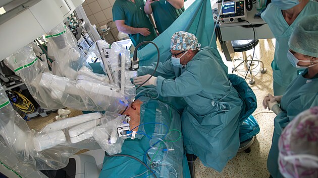 Olomoucká fakultní nemocnice za�ala p�i operacích bypassu vyu�ívat robotický...