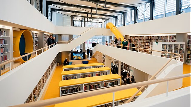 N�kdej�� kotelna na olomouck�m s�dli�ti nov� slou�� jako knihovna, ale tak� prostor pro komunitn� akce (sn�mek ze slavnostn�ho otev�en�).