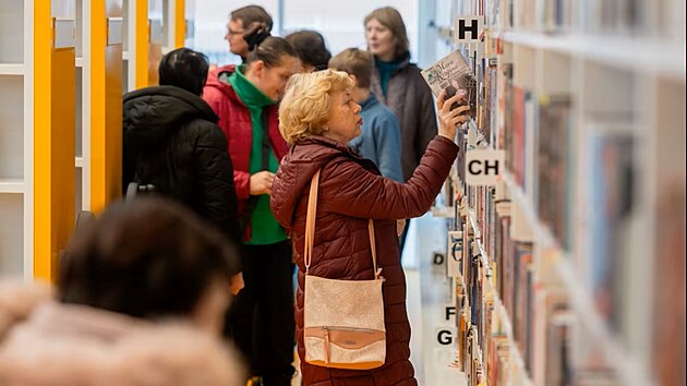 N�kdej�� kotelna na olomouck�m s�dli�ti nov� slou�� jako knihovna, ale tak� prostor pro komunitn� akce (sn�mek ze slavnostn�ho otev�en�).