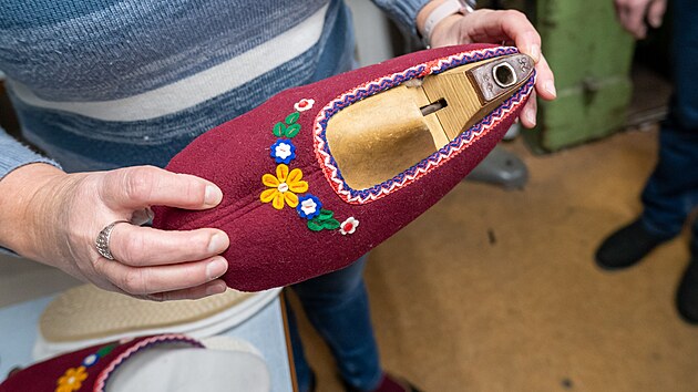 Marie a Jaroslav Kol�nkovi jsou z�ejm� posledn� z�stupci kdysi roz���en�ho papu���sk�ho �emesla ve Vala�sk�ch Klobouk�ch.