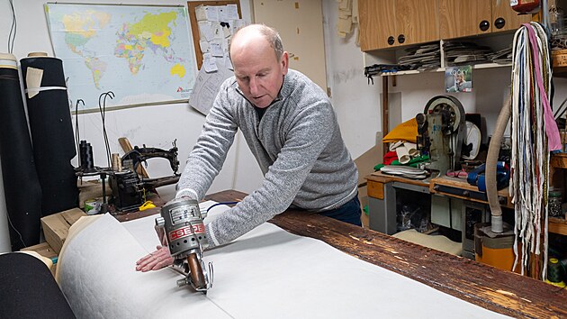 Marie a Jaroslav Kol�nkovi jsou z�ejm� posledn� z�stupci kdysi roz���en�ho papu���sk�ho �emesla ve Vala�sk�ch Klobouk�ch.