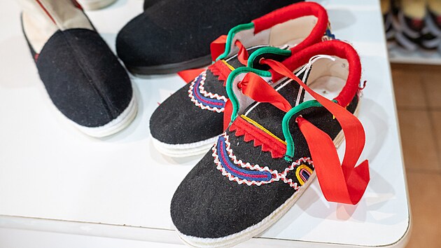 Marie a Jaroslav Kol�nkovi jsou z�ejm� posledn� z�stupci kdysi roz���en�ho papu���sk�ho �emesla ve Vala�sk�ch Klobouk�ch.