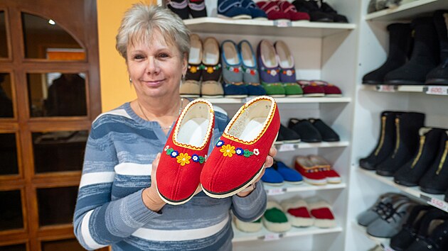 Marie a Jaroslav Kol�nkovi jsou z�ejm� posledn� z�stupci kdysi roz���en�ho papu���sk�ho �emesla ve Vala�sk�ch Klobouk�ch.