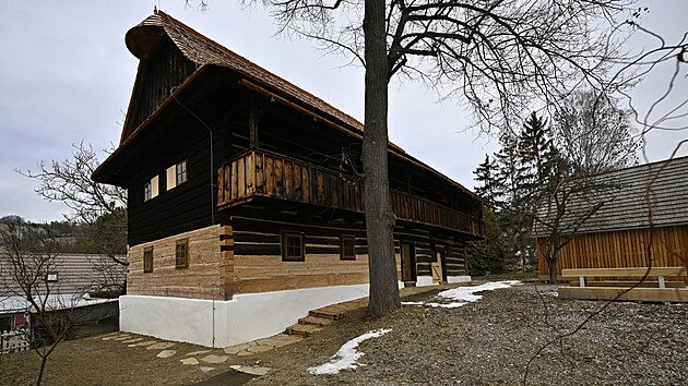 N�rodn� muzeum v p��rod� s�dl�c� v Ro�nov� pod Radho�t�m dokon�ilo rekonstrukci Mikul�t�kova fojtstv� v Jasenn� na Zl�nsku. (�nor 2025)