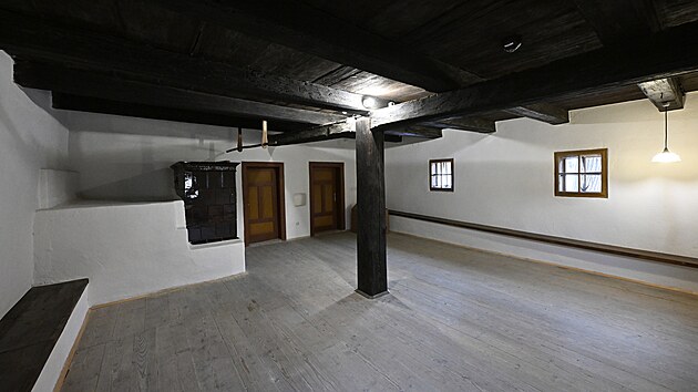 N�rodn� muzeum v p��rod� s�dl�c� v Ro�nov� pod Radho�t�m dokon�ilo rekonstrukci Mikul�t�kova fojtstv� v Jasenn� na Zl�nsku. (�nor 2025)