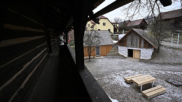 N�rodn� muzeum v p��rod� s�dl�c� v Ro�nov� pod Radho�t�m dokon�ilo rekonstrukci Mikul�t�kova fojtstv� v Jasenn� na Zl�nsku. (�nor 2025)