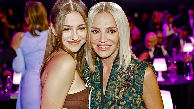 Laura �Lola� Rolins a jej� maminka, zp�va�ka Dara Rolins (2025)