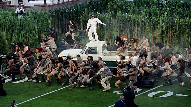 P�estávkový program finále americké ligy NFL. (9. února 2026)