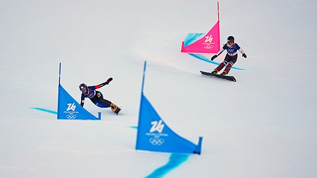 Snowboardistka Zuzana Mad�rov� (vlevo) v kvalifikaci paraleln�ho ob��ho slalomu...