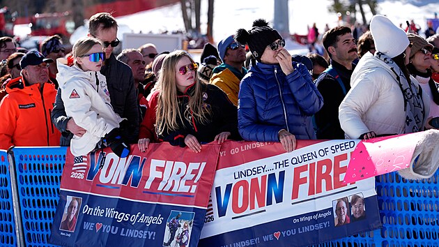 Ameri�t� fanou�ci jako by nemohli uv��it, �e Lindsey Vonnov� olympijsk� sjezd nedokon�ila.