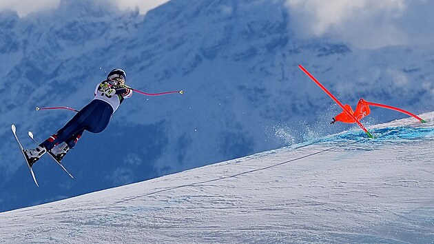 A JE PO NAD�J�CH. Ameri�anka Lindsey Vonnov� ztr�c� p�i olympijsk�m sjezdu kontrolu a pad�.