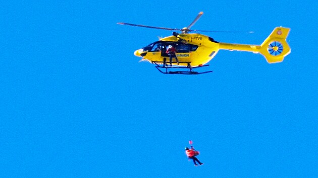 Vrtuln�k transportuje zran�nou Lindsey Vonnovou ze sjezdovky v Cortin�.