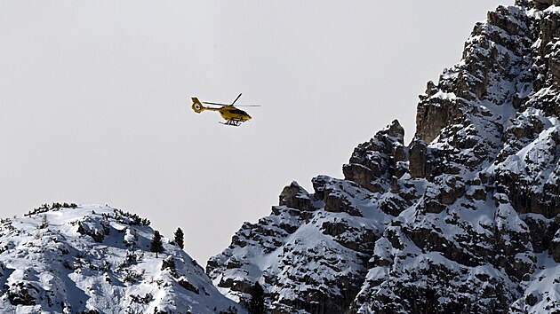 Vrtuln�k transportuje zran�nou Lindsey Vonnovou ze sjezdovky v Cortin�.