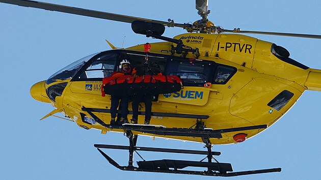 Vrtuln�k transportuje zran�nou Lindsey Vonnovou ze sjezdovky v Cortin�.