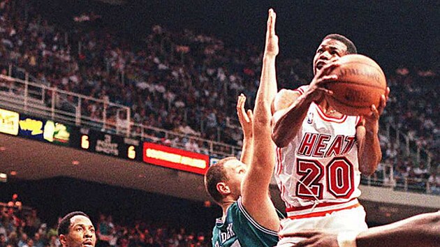 Ji�� Z�dek (Charlotte Hornets) se sna�� zastavit Petea Myerse (Miami Heat).