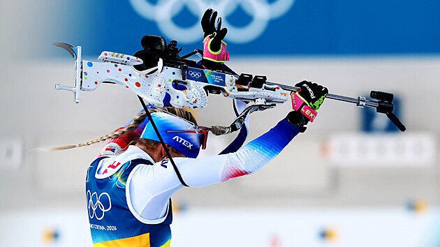 Tereza Voborníková se chystá ke st�elb� ve smí�ené biatlonové �tafet�.