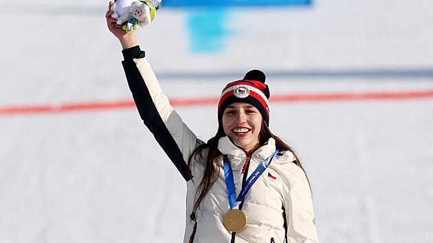 Snowboarder Zuzana Madrov dengan medali emas Olimpiadenya.