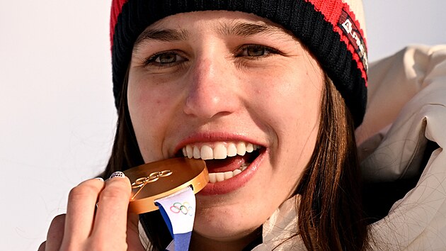 Snowboardistka Zuzana Mad�rov� ohlod�v� svou zlatou medaili. A zji��uje, �e je...