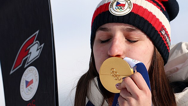 Snowboardistka Zuzana Mad�rová se svou zlatou olympijskou medailí.
